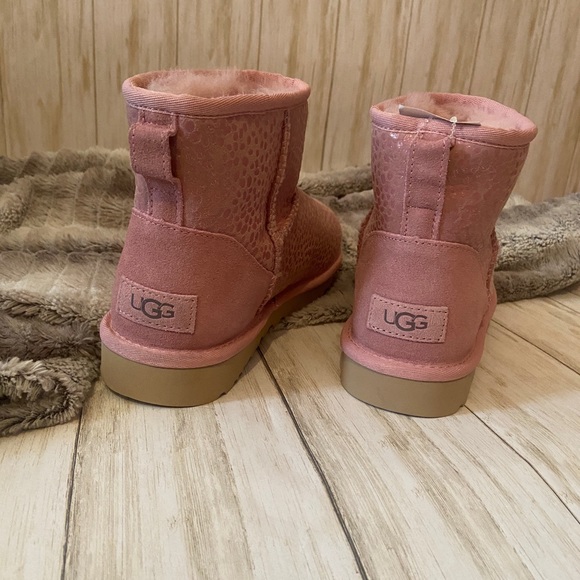 UGG PINK SNOW LEOPARD BOOTS NWOT - Picture 3 of 4
